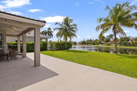 House in Weston, Florida 5 bedrooms, 259.94 sq.m. № 1935395 - photo 19