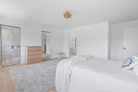 House in Weston, Florida 5 bedrooms, 259.94 sq.m. № 1935395 - photo 12