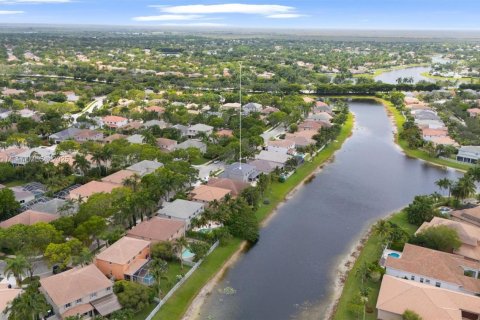 House in Weston, Florida 5 bedrooms, 259.94 sq.m. № 1935395 - photo 25