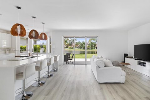 House in Weston, Florida 5 bedrooms, 259.94 sq.m. № 1935395 - photo 6
