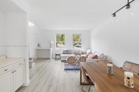 House in Weston, Florida 5 bedrooms, 259.94 sq.m. № 1935395 - photo 9