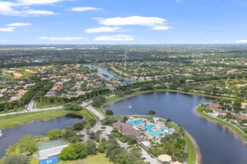 House in Weston, Florida 5 bedrooms, 259.94 sq.m. № 1935395 - photo 28