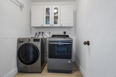 House in Weston, Florida 5 bedrooms, 259.94 sq.m. № 1935395 - photo 18