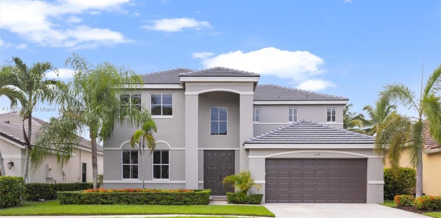 House in Weston, Florida 5 bedrooms, 259.94 sq.m. № 1935395