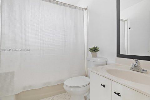 House in Weston, Florida 5 bedrooms, 259.94 sq.m. № 1935395 - photo 15