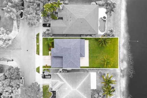 House in Weston, Florida 5 bedrooms, 259.94 sq.m. № 1935395 - photo 23