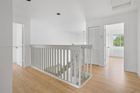 House in Weston, Florida 5 bedrooms, 259.94 sq.m. № 1935395 - photo 17