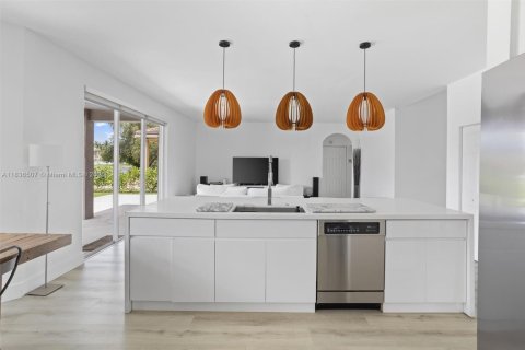 House in Weston, Florida 5 bedrooms, 259.94 sq.m. № 1935395 - photo 5