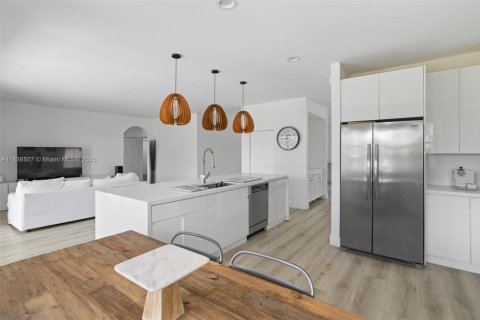 House in Weston, Florida 5 bedrooms, 259.94 sq.m. № 1935395 - photo 3