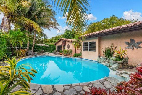 House in Coral Gables, Florida 2 bedrooms, 167.32 sq.m. № 1707960 - photo 24
