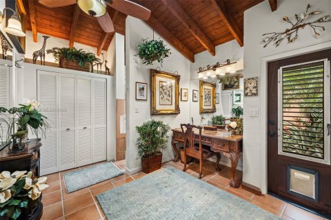 House in Coral Gables, Florida 2 bedrooms, 167.32 sq.m. № 1707960 - photo 15
