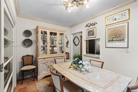 House in Coral Gables, Florida 2 bedrooms, 167.32 sq.m. № 1707960 - photo 9