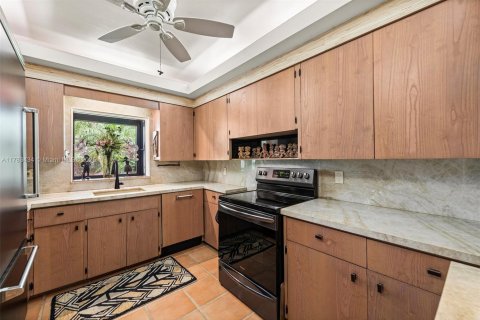 House in Coral Gables, Florida 2 bedrooms, 167.32 sq.m. № 1707960 - photo 5