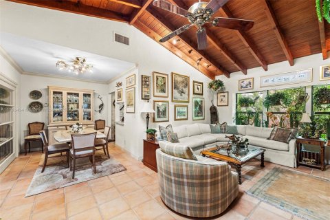 House in Coral Gables, Florida 2 bedrooms, 167.32 sq.m. № 1707960 - photo 10