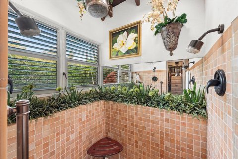 House in Coral Gables, Florida 2 bedrooms, 167.32 sq.m. № 1707960 - photo 13