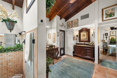 House in Coral Gables, Florida 2 bedrooms, 167.32 sq.m. № 1707960 - photo 14