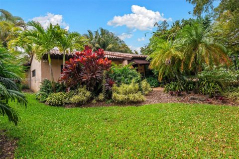 House in Coral Gables, Florida 2 bedrooms, 167.32 sq.m. № 1707960 - photo 27