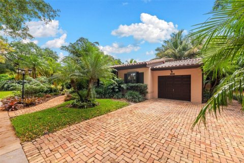 House in Coral Gables, Florida 2 bedrooms, 167.32 sq.m. № 1707960 - photo 23
