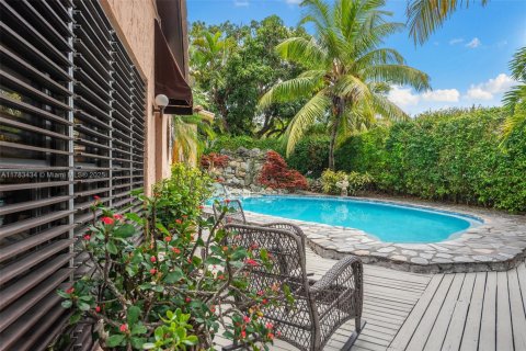House in Coral Gables, Florida 2 bedrooms, 167.32 sq.m. № 1707960 - photo 25