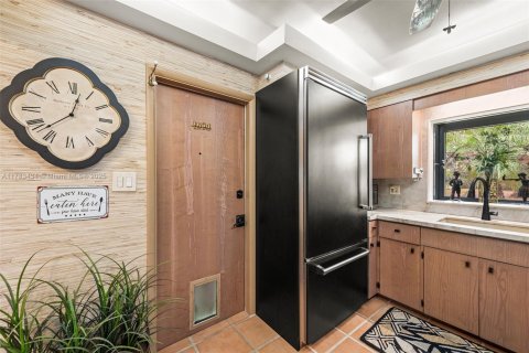 House in Coral Gables, Florida 2 bedrooms, 167.32 sq.m. № 1707960 - photo 6
