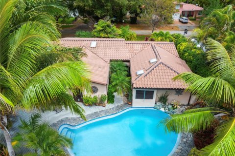 House in Coral Gables, Florida 2 bedrooms, 167.32 sq.m. № 1707960 - photo 1