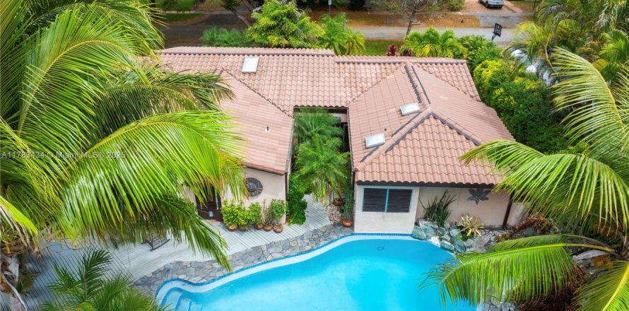 House in Coral Gables, Florida 2 bedrooms, 167.32 sq.m. № 1707960