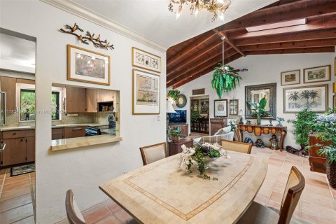 House in Coral Gables, Florida 2 bedrooms, 167.32 sq.m. № 1707960 - photo 8