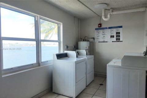 Condo in Miami, Florida, 1 bedroom № 1994049 - photo 15