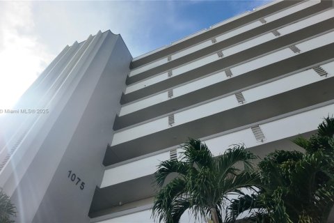 Condo in Miami, Florida, 1 bedroom № 1994049 - photo 2