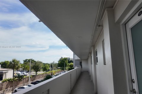 Condo in Miami, Florida, 1 bedroom № 1994049 - photo 16