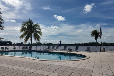 Condo in Miami, Florida, 1 bedroom № 1994049 - photo 12