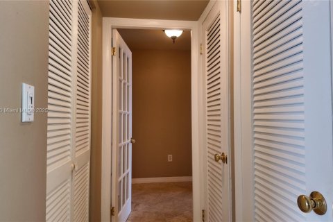 Condo in Miami, Florida, 1 bedroom № 1994049 - photo 25