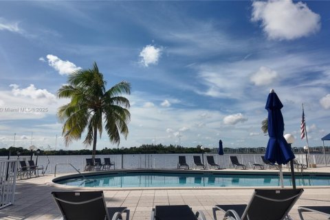 Condo in Miami, Florida, 1 bedroom № 1994049 - photo 11