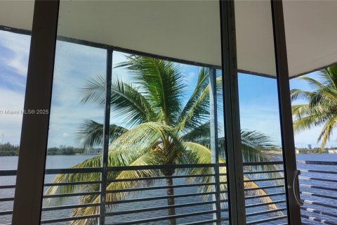 Condo in Miami, Florida, 1 bedroom № 1994049 - photo 30