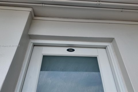 Condo in Miami, Florida, 1 bedroom № 1994049 - photo 18