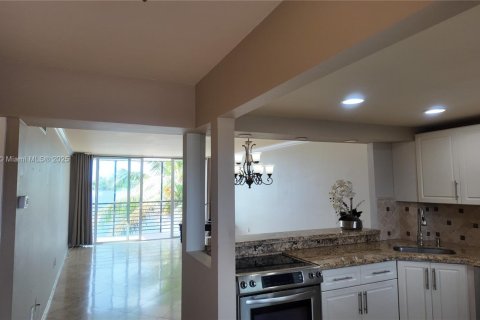 Condo in Miami, Florida, 1 bedroom № 1994049 - photo 1