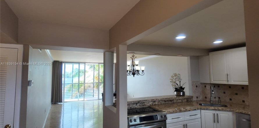 Condo in Miami, Florida, 1 bedroom № 1994049