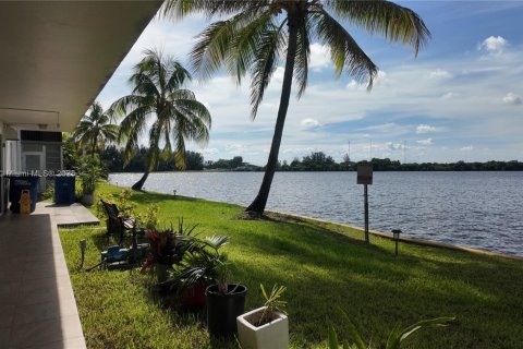 Condo in Miami, Florida, 1 bedroom № 1994049 - photo 6