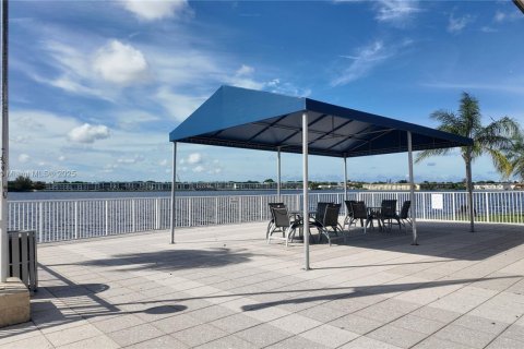 Condo in Miami, Florida, 1 bedroom № 1994049 - photo 9