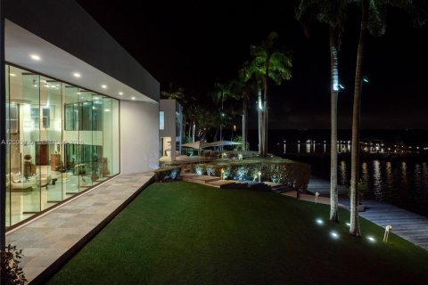 House in Key Biscayne, Florida 5 bedrooms, 1070.98 sq.m. № 2076066 - photo 22