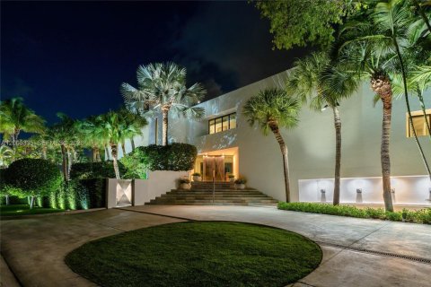 House in Key Biscayne, Florida 5 bedrooms, 1070.98 sq.m. № 2076066 - photo 10
