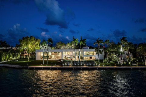 House in Key Biscayne, Florida 5 bedrooms, 1070.98 sq.m. № 2076066 - photo 8