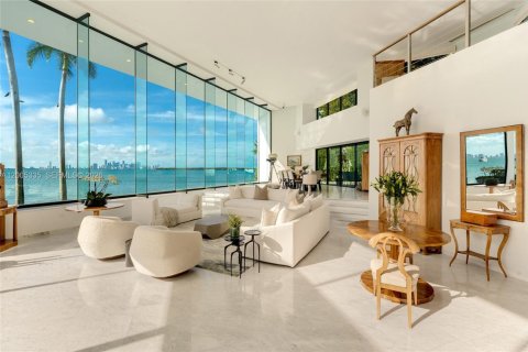 House in Key Biscayne, Florida 5 bedrooms, 1070.98 sq.m. № 2076066