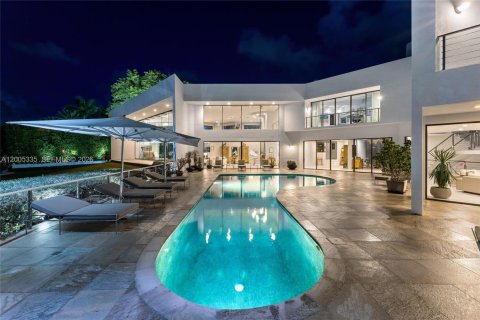 House in Key Biscayne, Florida 5 bedrooms, 1070.98 sq.m. № 2076066 - photo 15
