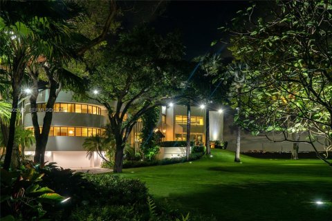 House in Key Biscayne, Florida 5 bedrooms, 1070.98 sq.m. № 2076066 - photo 18