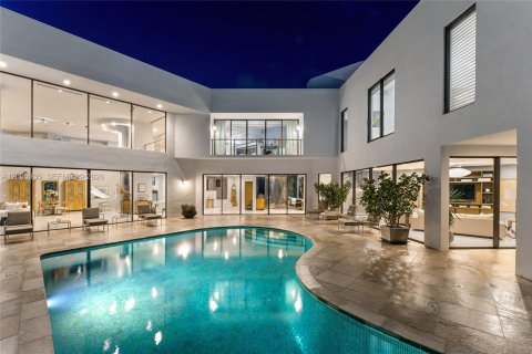 House in Key Biscayne, Florida 5 bedrooms, 1070.98 sq.m. № 2076066 - photo 14