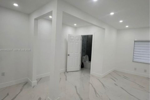 Снять в аренду квартиру в Холливуд, Флорида 1 спальня, 592.53м2, № 2080908 - фото 5