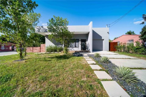 House in Miami, Florida 4 bedrooms № 1777690 - photo 1