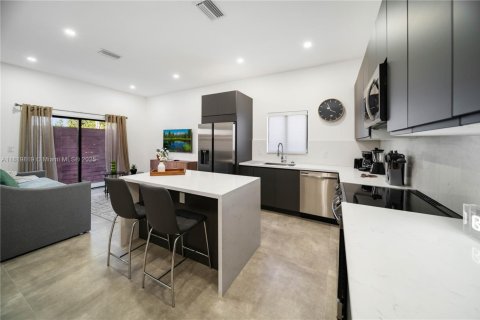 House in Miami, Florida 4 bedrooms № 1777690 - photo 10