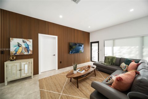 House in Miami, Florida 4 bedrooms № 1777690 - photo 4